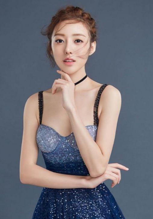 何美演员,光影交织下的璀璨星途